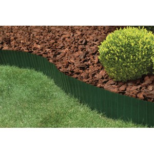 Bordure de pelouse verte OBI en film PET (9 m x 10 cm) sépare proprement la pelouse et le parterre.