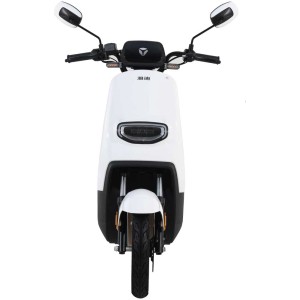 Weißer E-Scooter Yadea DE3, 20-25 km/h, mit Spiegeln und Frontansicht.