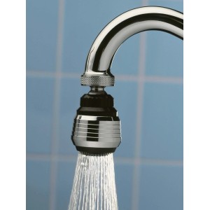 Aeratore cromato per rubinetto cucina M22/M24 con acqua corrente.