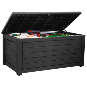 Box universale Keter Northwood in plastica aperta, 630 l, effetto legno, riempita con accessori da giardino.