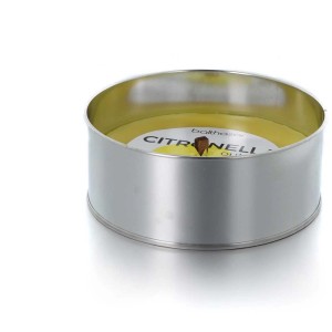 Gelbe Balthasar Outdoorkerze mit Citronella-Duft in Metalldose.