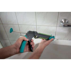 Pistolet à cartouche Wolfcraft MG 200 Ergo en utilisation, scellant une baignoire.