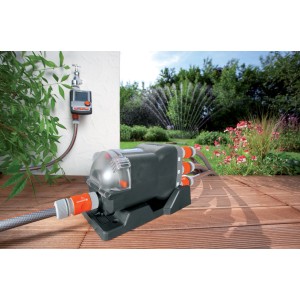 Distributore d'acqua automatico Gardena per un massimo di 6 zone di irrigazione in giardino.