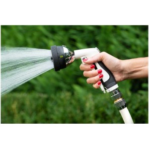 Pistolet à eau Gartec Aquajet Deluxe 4 jets en action, avec jet d'eau et main.