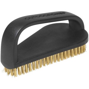 Spazzola a imbuto Outdoorchef con manico nero e setole in ottone per utensili da grill.