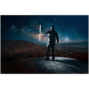 Homme tenant un tube LED Osram T8 en blanc froid devant un ciel étoilé. Lampe fluorescente LED pour intérieur.