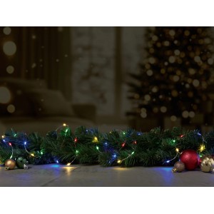 Mehrfarbige OBI LED Lichterkette mit 160 LEDs auf Tannengirlande, festliche Weihnachtsdekoration.