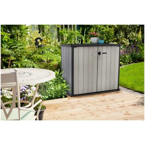 Armoire de rangement Keter Patio Tool Store grise (120x139,5x77cm) dans le jardin.