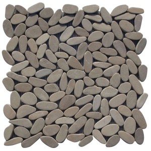 Tapis mosaïque avec galets plats bruns (30x30 cm) pour salle de bain et salon.