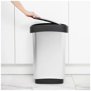 Rotho Swingeimer Twist Art, anthrazit-grün, 50L. Hand öffnet den Schwingdeckel des Mülleimers.