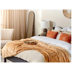 Coperta Bayburt color sabbia (150x220 cm) su letto, abbinata a elementi decorativi in camera da letto.