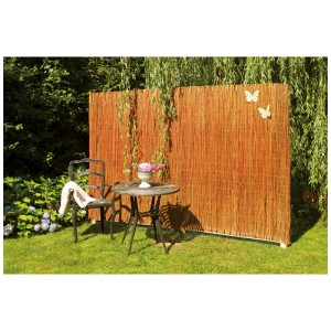 Stuoia di salice Champagne 150x300 cm come schermo per la privacy in giardino con tavolo e sedia.
