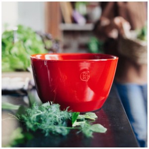 Insalatiera rossa in ceramica Emile Henry, 5,5 l, per la cucina.