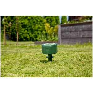 Dissuasore per talpe Windhager Mole Stop 1000 in alloggiamento verde su prato.