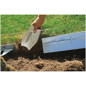 Installation du connecteur en acier 12x18cm pour bordure de pelouse dans le jardin.