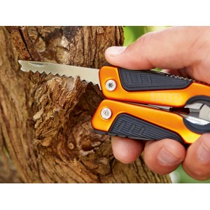 Pinza multiuso OBI 12 in 1 con lama per sega in azione, manico arancione.