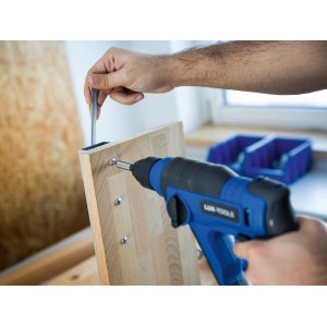 Perforateur sans fil LUX ABH-20Li vissé dans du bois. Perceuse bleue avec batterie Power-Series.