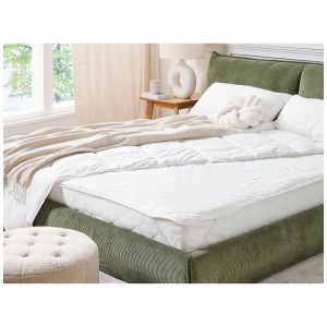 Surmatelas Pektusan en microfibre 180x200 cm sur lit avec couverture et oreillers.
