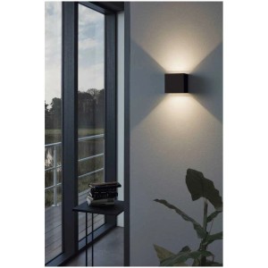 Schwarze Eglo LED-Aussenwandleuchte Calpino mit warmweissem Licht an einer Wand.