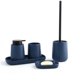 Set bagno MSV Maonie blu scuro: portasapone, dispenser, bicchiere e scopino WC in ceramica.