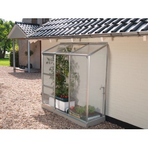 Serre adossée Vitavia Ida 1300 en aluminium avec plantes, contre un mur.