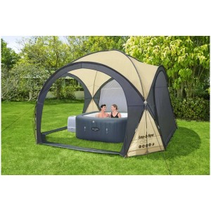 Tonnelle Bestway Lay-Z-Spa Dome avec couple dans le spa dans le jardin.