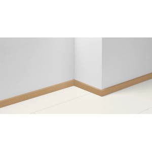 Plinthe Parador SL 3 D078 chêne, 220cm, fixée sur mur et sol blancs.