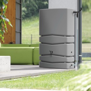 Waterform Aqua Tower 350 l grigia, barile per acqua piovana in giardino con tubo di ingresso.