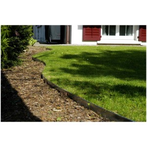 Bordure de pelouse en acier galvanisé (13x123cm) pour délimiter un parterre de fleurs.