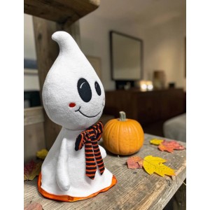 Fantôme d'Halloween assis, blanc avec nœud papillon rayé, hauteur 35 cm, figurine décorative pour intérieur.