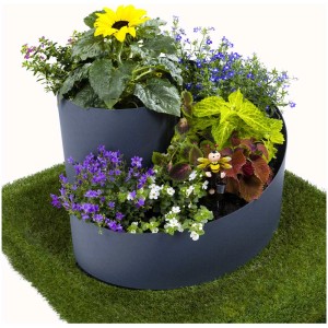 Spirale à herbes Gartec (Ø 55cm) plantée de fleurs et d'herbes colorées.