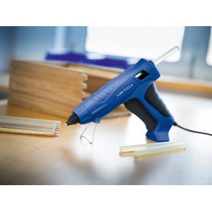 Pistolet à colle chaude LUX HKP-100/12 Comfort bleu avec bâtons de colle et pièce.