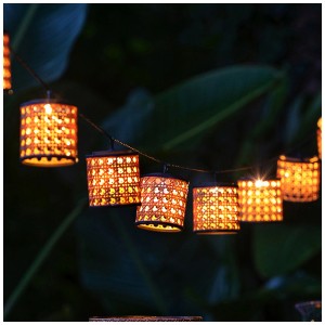 Catena luminosa solare a LED con 10 luci bianco caldo effetto rattan per giardino e balcone.