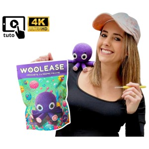 Femme présentant le kit de crochet pieuvre Coraline & figurine finie. Kit DIY avec fil, aiguille & guide.