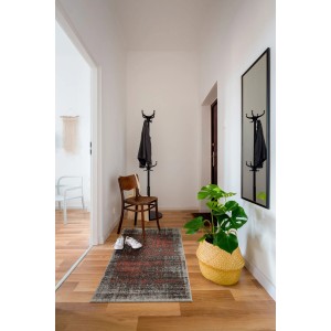 Tappeto Andiamo Campos rettangolare, grigio-corallo melange, su parquet in corridoio. Moderno tappeto a pelo alto.