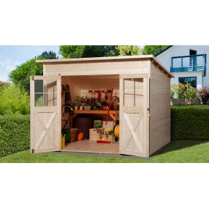Casetta da giardino in legno Weka Triest non trattata con tetto a una falda e doppie porte aperte, piena di attrezzi da giardino.