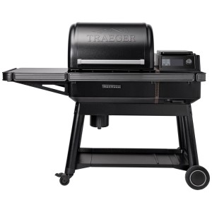 Grill a pellet Traeger Ironwood nero in acciaio/metallo con ripiano laterale e display.