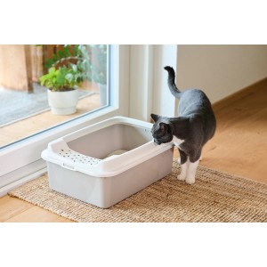Lettiera per gatti Rotho Eco Bonnie Tray M color cappuccino con gatto che la ispeziona.