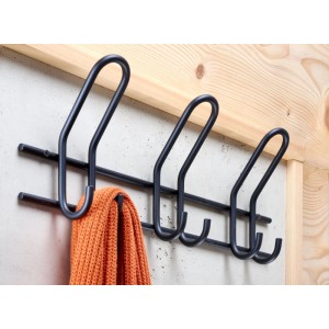 Schwarze Hettich Garderobenleiste aus Stahl mit 3 großen und 3 kleinen Haken. Ein orangefarbener Schal hängt daran. Ideal für Flur.