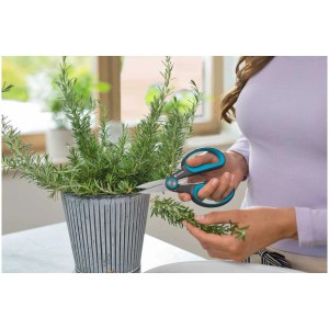 Gardena Kräuterschere mit Edelstahlklingen schneidet Kräuter im Topf.