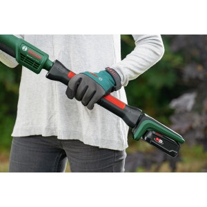 Tagliasiepi a batteria Bosch Advanced Prune 18V-45 con estensione in uso.