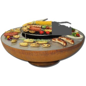 Brasero et barbecue Superiore Ø 75 cm avec grille et aliments comme des saucisses et des légumes.