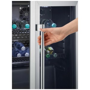 Frigorifero per bottiglie Severin FKS8840 in acciaio inox nero con mano sulla maniglia e bottiglie all'interno.