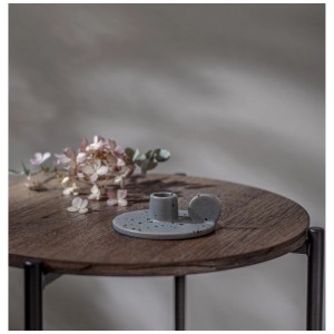 Bougeoir gris Star Trading Plate, 4x12x12 cm, sur une table avec décoration.