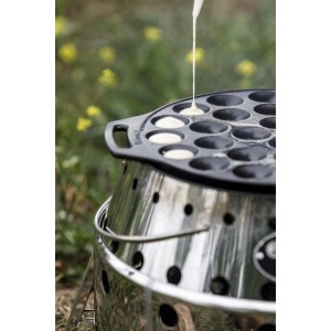 Petromax Poffertjes Pfanne aus Gusseisen auf Grill mit Teig in Mulden.