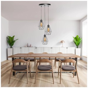 Lampada a sospensione Bomoe Lykta a 3 luci in stile industriale sopra il tavolo da pranzo.