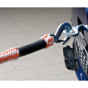 Dettaglio: Cavo di traino OBI rosso e bianco (2,5 t) con gancio fissato a un'auto.
