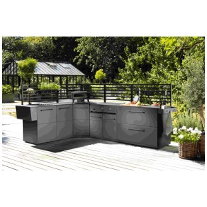 Cozze Outdoor-Küche Eckmodul mit Rückwand aus pulverbeschichtetem, mattschwarzem Aluminium.