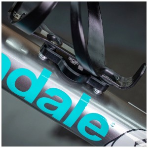 Muc-Off Secure Tag Holder 2.0 supporto telaio nero su telaio bici con portaborraccia.
