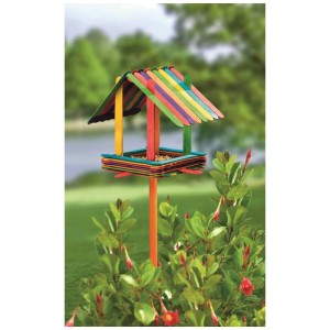Casetta per uccelli colorata fatta con bastoncini Glorex, ideale per progetti creativi.